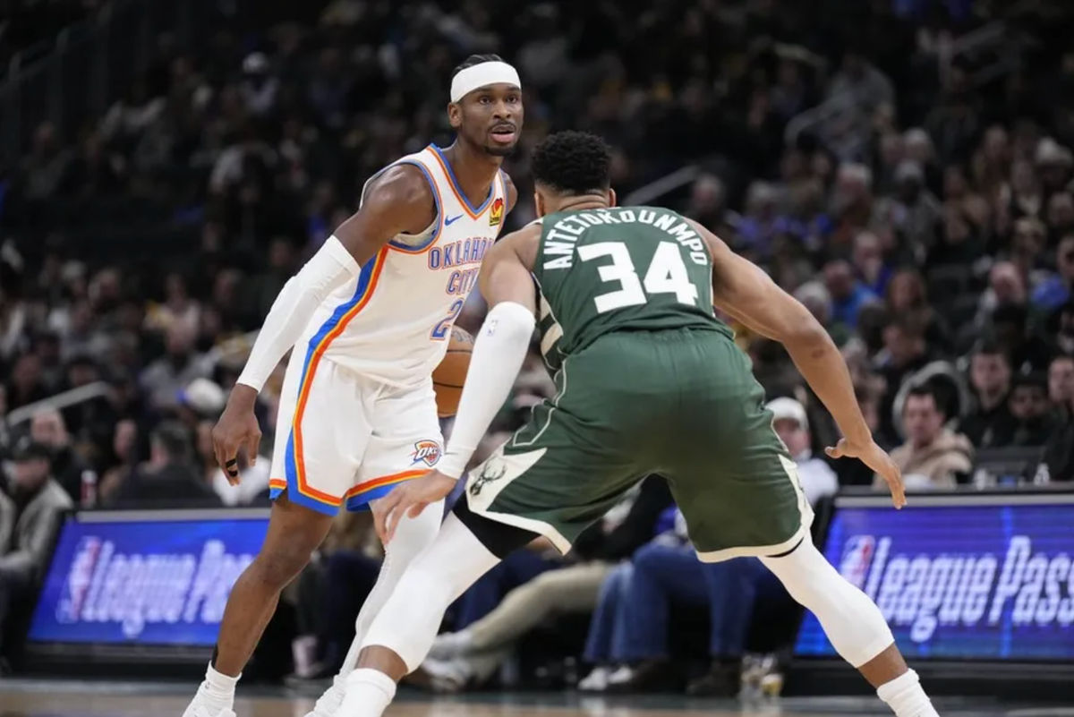 21 gennaio 2026; Milwaukee, Wisconsin, Stati Uniti; La guardia di Oklahoma City Thunder Shai Gilgeous-Alexander (2) guida contro Milwaukee Bucks in avanti Giannis Antetokounmpo (34) nella prima metà al Fiserv Forum. Credito obbligatorio: immagini di Michael McLoone-Imagn