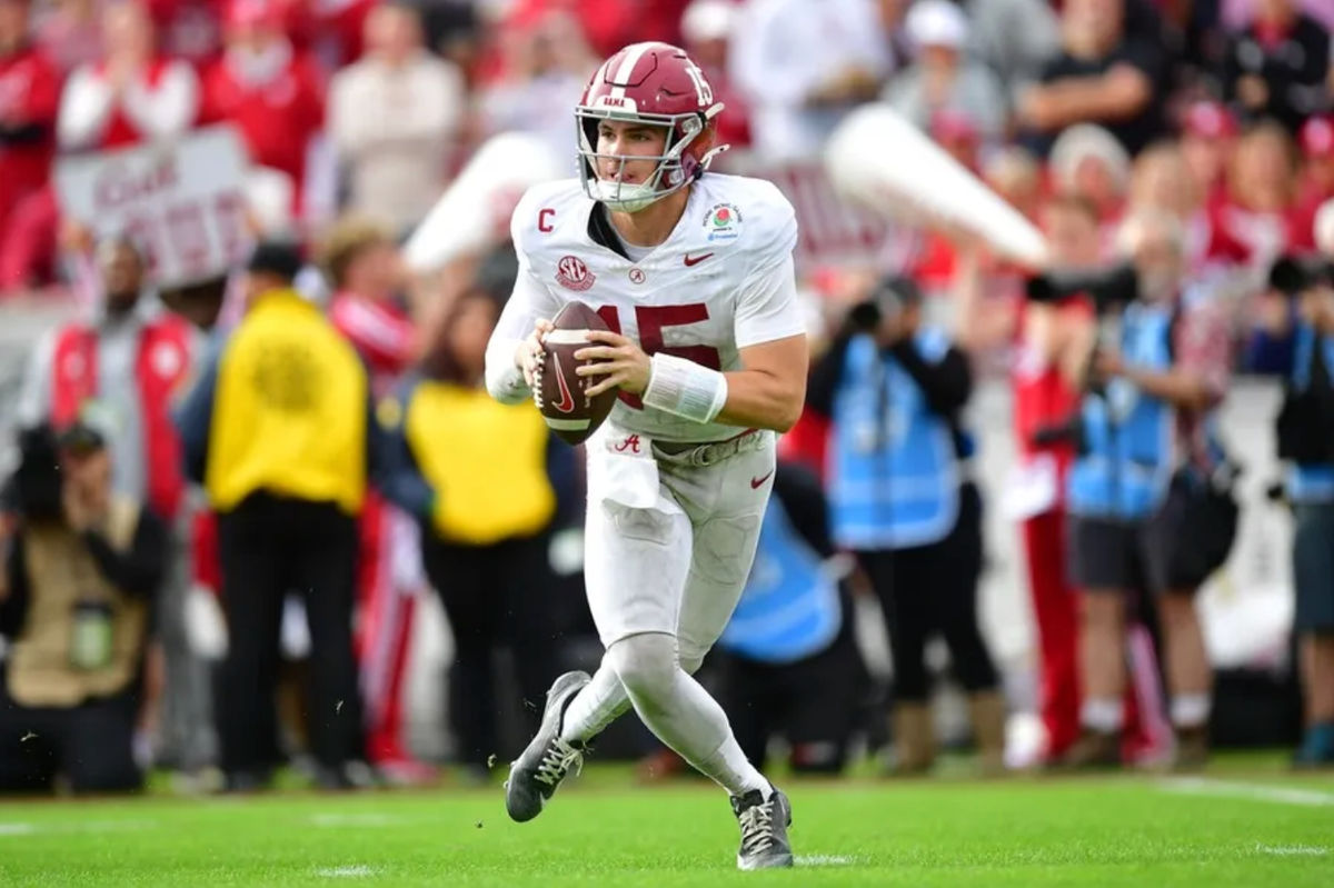 1 de enero de 2026; Pasadena, CA, EE. UU.; El mariscal de campo de Alabama Crimson Tide, Ty Simpson (15), intenta lanzar contra los Indiana Hoosiers en la primera mitad del Rose Bowl 2026 y el partido de cuartos de final de los Playoffs de Fútbol Americano Universitario en el Estadio Rose Bowl. Crédito obligatorio: Gary A. Vasquez-Imagn Images
