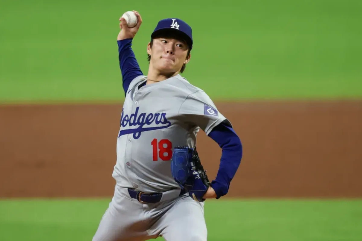 16 de setembro de 2024; Atlanta, Geórgia, EUA; O arremessador titular do Los Angeles Dodgers, Yoshinobu Yamamoto (18), arremessa contra o Atlanta Braves na terceira entrada no Truist Park. Crédito obrigatório: Brett Davis-Image Images
