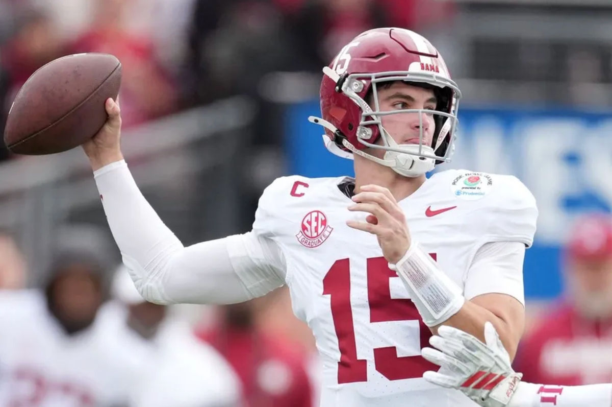 1. januára 2026; Pasadena, CA, USA; Rozohrávač Alabama Crimson Tide Ty Simpson (15) prihráva proti Indiana Hoosiers v prvom polčase Rose Bowlu 2026 a štvrťfinále College Football Playoff na štadióne Rose Bowl. Povinný kredit: Kirby Lee-Imagn Images
