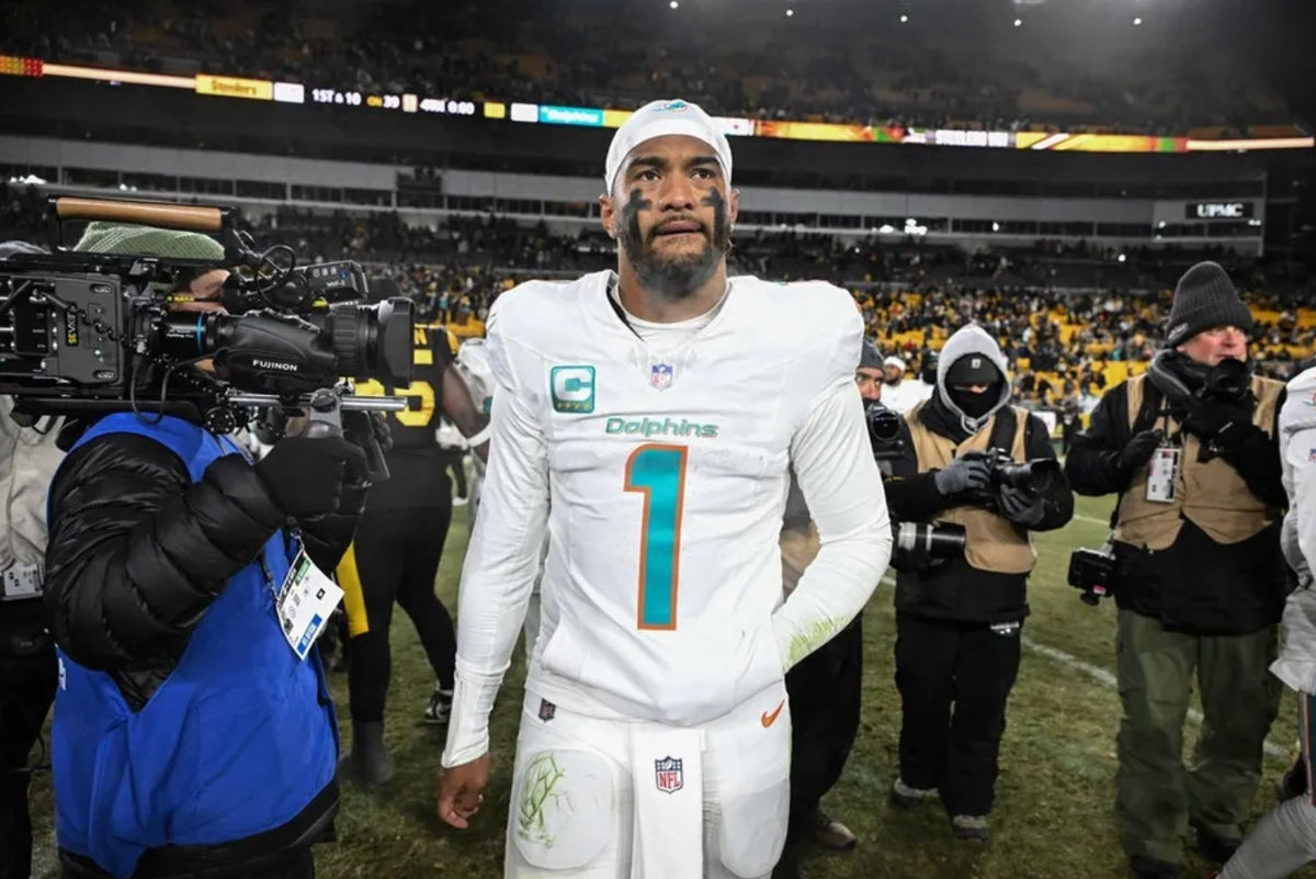 15. decembra 2025; Pittsburgh, Pennsylvania, USA; Rozohrávač Miami Dolphins Tua Tagovailoa (1) odchádza z ihriska po zápase proti Pittsburgh Steelers na Acrisure Stadium. Povinný kredit: Barry Reeger-Imagn Images