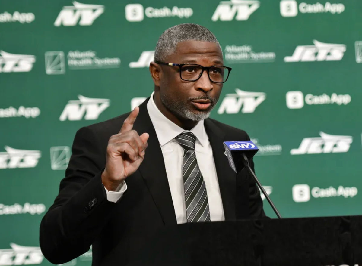 27 de enero de 2025; Florham Park, Nueva Jersey, EE. UU.; El entrenador en jefe de los New York Jets, Aaron Glenn, habla durante su conferencia de prensa de presentación en el Centro de Entrenamiento Atlantic Health Jets. Crédito obligatorio: John Jones-Imagn Images