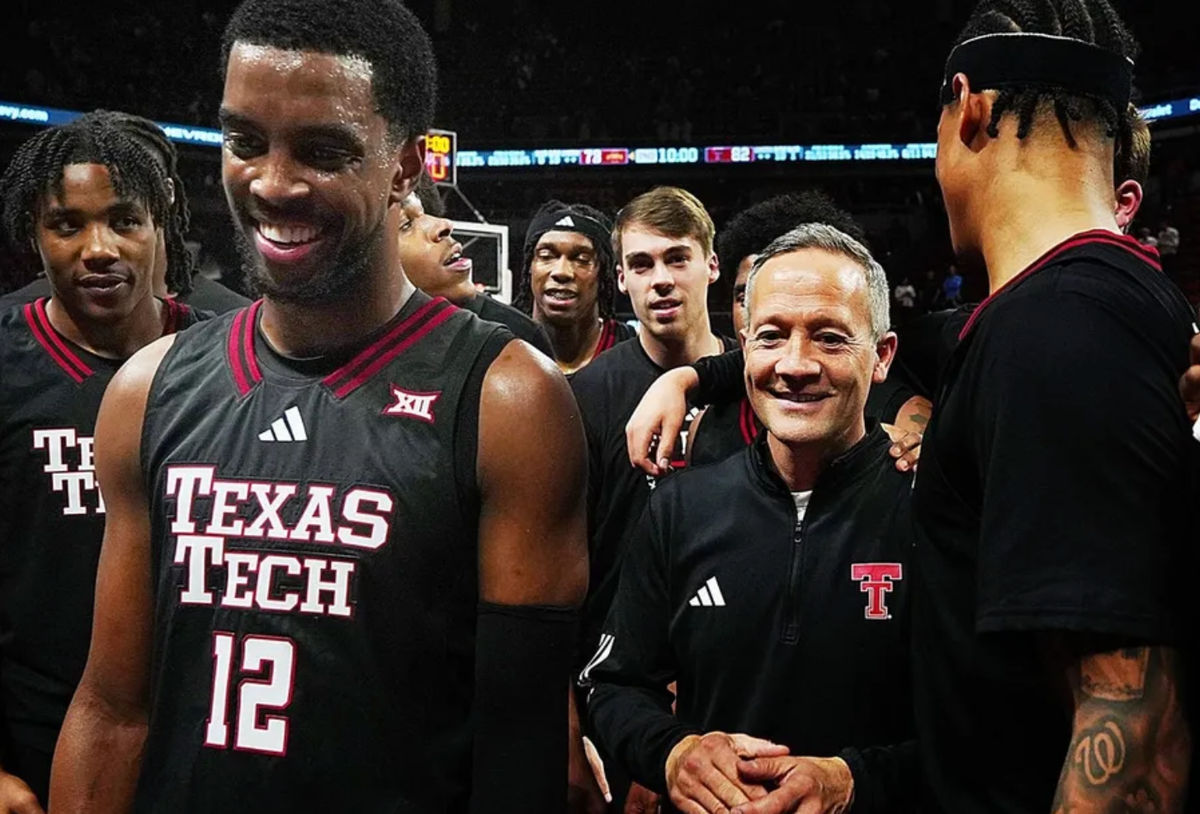 El entrenador en jefe de baloncesto masculino de Texas Tech Red Raiders, Grant McCasland, celebra con el equipo después de ganar 82073 sobre Iowa State en el enfrentamiento de baloncesto masculino de la conferencia Big-12 el 28 de febrero de 2026 en el Hilton Coliseum en Ames, Iowa.