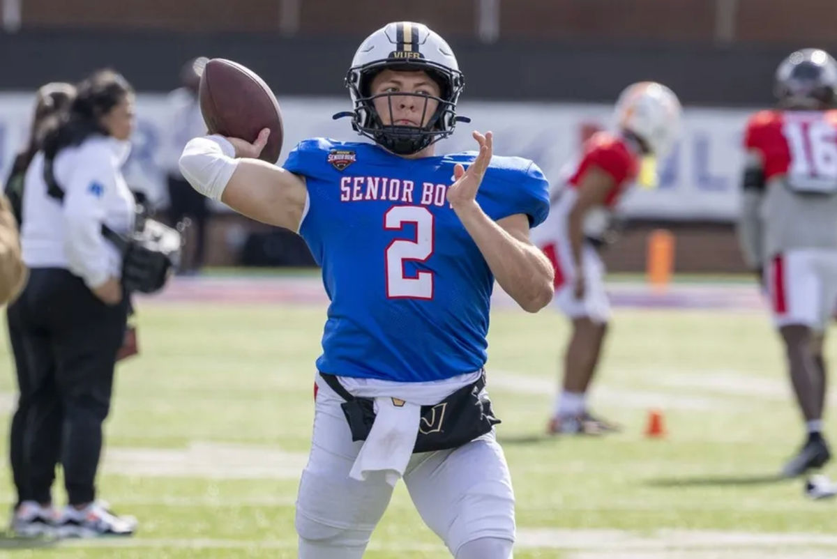 29 de enero de 2026; Mobile, Alabama, EE. UU.; El mariscal de campo de la National, Diego Pavía (2), de Vanderbilt, lanza el balón durante la práctica del National Senior Bowl en el Estadio Hancock Whitney. Crédito obligatorio: Vasha Hunt-Imagn Images