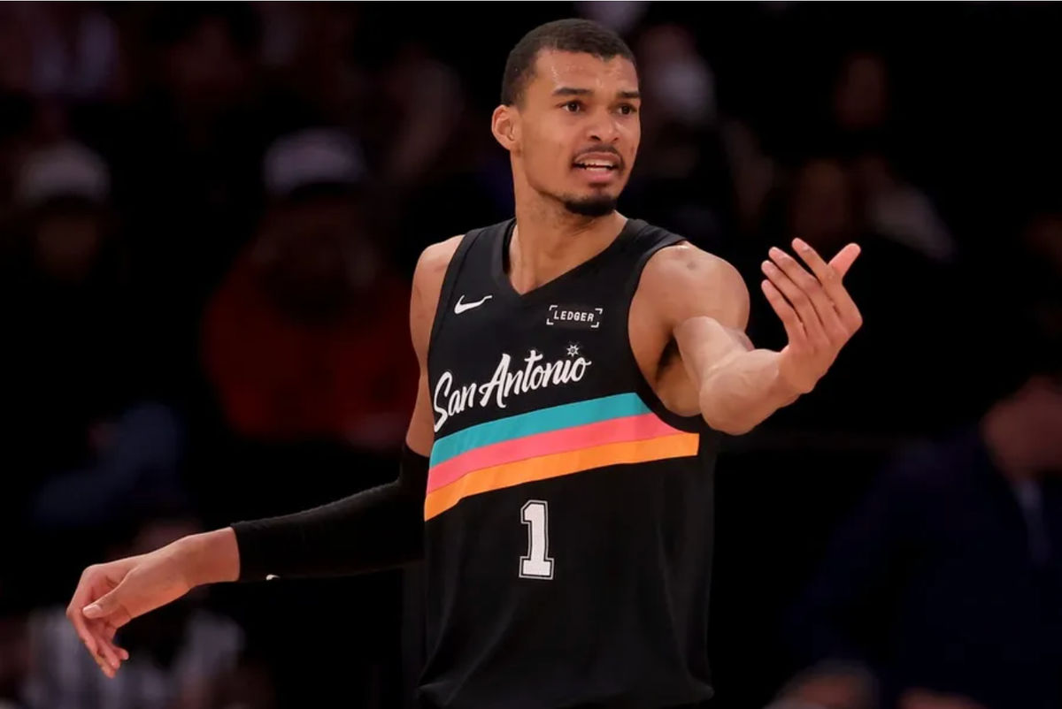 1 de marzo de 2026; Nueva York, EE. UU.; El alero de los San Antonio Spurs, Victor Wembanyama (1), hace un gesto para recibir el balón durante el segundo cuarto contra los New York Knicks en el Madison Square Garden. Crédito obligatorio: Brad Penner-Imagn Images