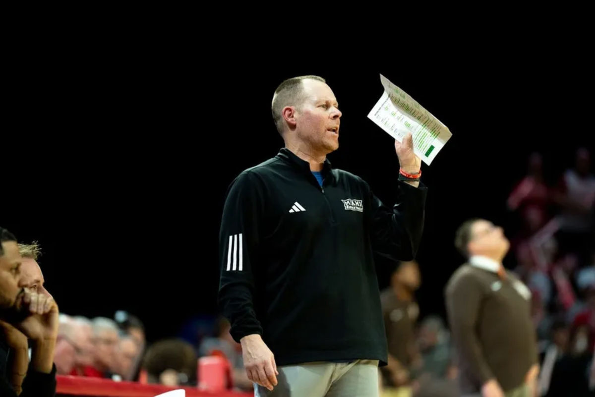 El entrenador en jefe de los Miami RedHawks, Travis Steele, entrena en la segunda mitad del juego de la NCAA el 20 de febrero de 2026 en Millett Hall en Oxford, Ohio.