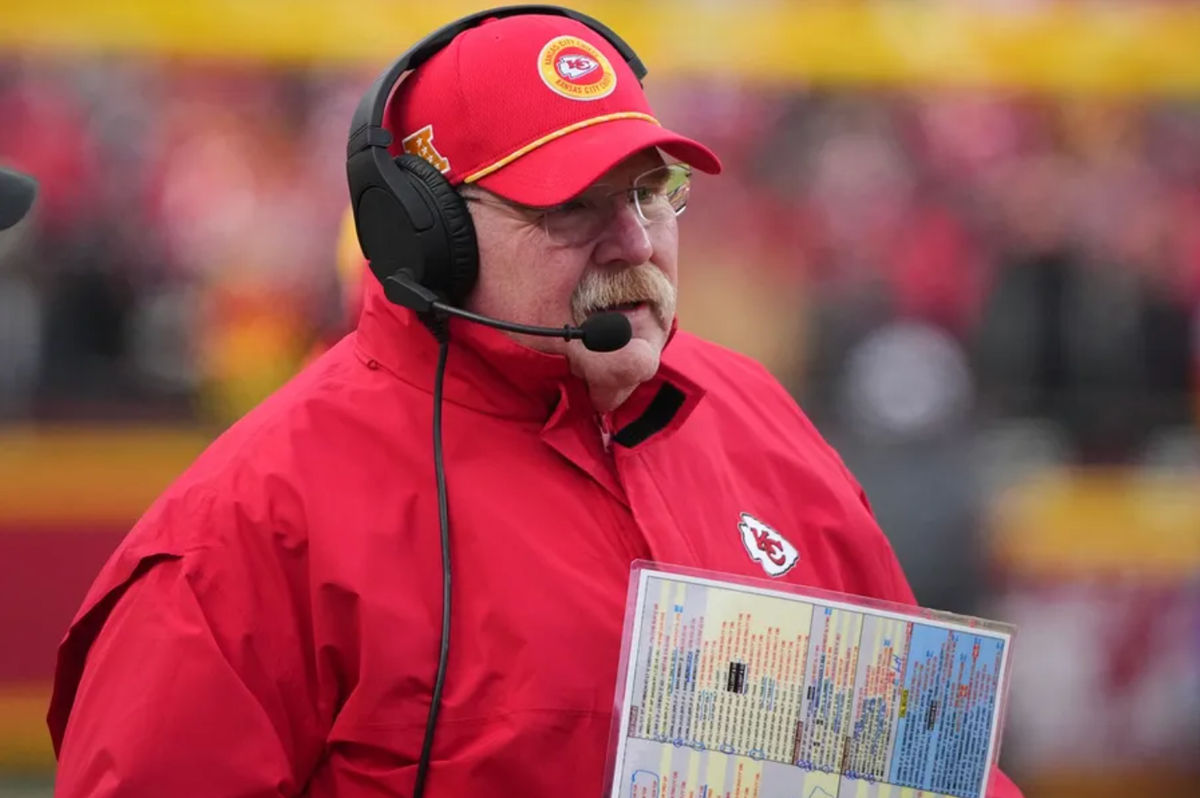 18 de enero de 2025; Kansas City, Misuri, EE. UU.; El entrenador de los Kansas City Chiefs, Andy Reid, observa durante el segundo cuarto de un partido de la ronda divisional de la AFC 2025 contra los Houston Texans en el GEHA Field del Arrowhead Stadium. Crédito obligatorio: Denny Medley-Imagn Images