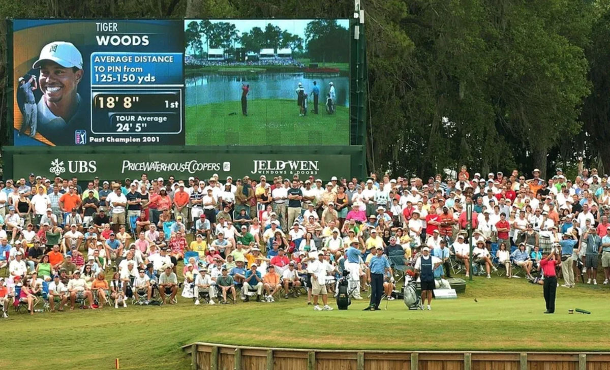 Los fanáticos del Players Championship observan a Tiger Woods jugar el hoyo 17 del Players Stadium Course en TPC Sawgrass.