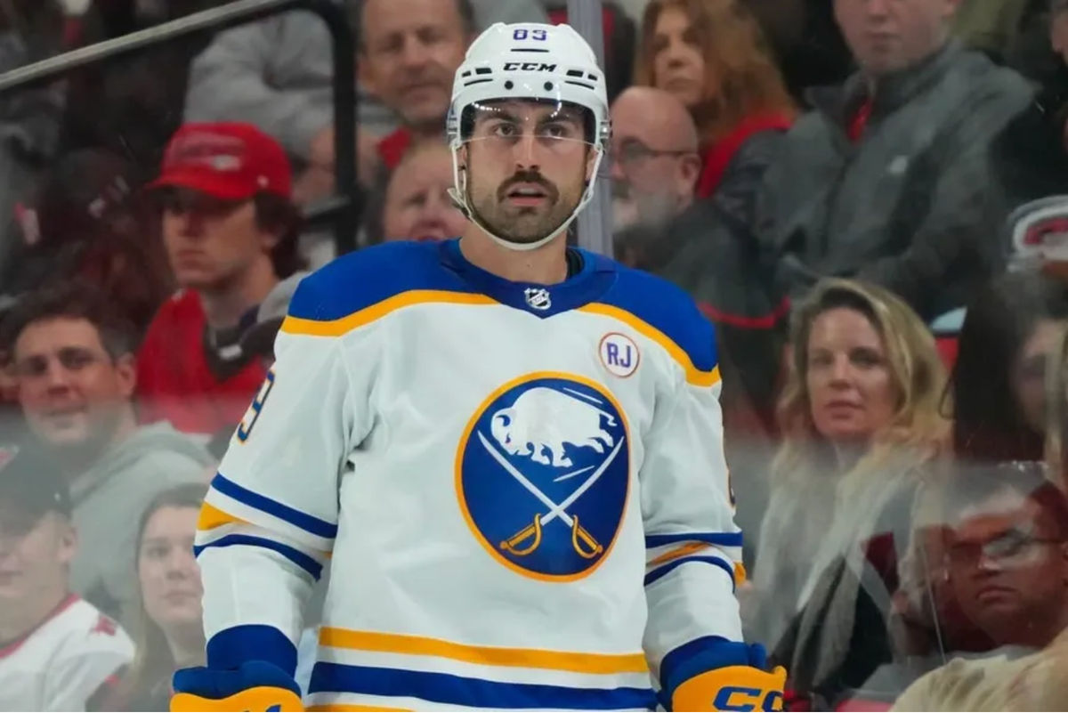 7 de novembro de 2023; Raleigh, Carolina do Norte, EUA; O ala-direita do Buffalo Sabres, Alex Tuch (89), observa o jogo contra o Carolina Hurricanes durante o terceiro período na PNC Arena. Créditos: James Guillory-USA TODAY Sports