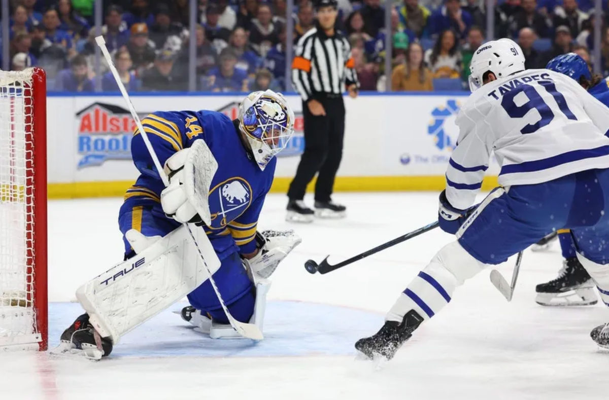 14 de março de 2026; Buffalo, Nova Iorque, EUA; O goleiro do Buffalo Sabres, Alex Lyon (34), tenta defender o chute do atacante do Toronto Maple Leafs, John Tavares (91), durante o primeiro período no KeyBank Center. Crédito obrigatório: Timothy T. Ludwig-Imagn Images