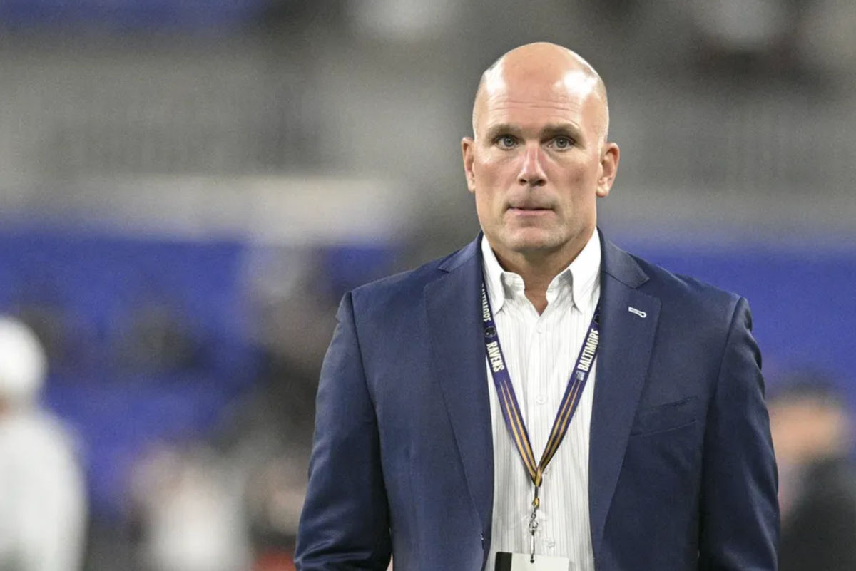 7 de novembro de 2024; Baltimore, Maryland, EUA; Eric DeCosta, gerente geral do Baltimore Ravens, em campo antes do jogo contra o Cincinnati Bengals no M&T Bank Stadium. Crédito obrigatório: Tommy Gilligan-Imagn Images