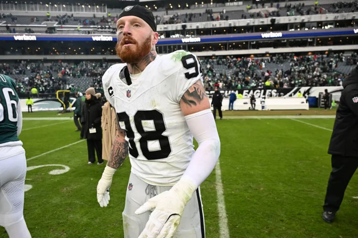 14 de dezembro de 2025; Filadélfia, Pensilvânia, EUA; O defensive end do Las Vegas Raiders, Maxx Crosby (98), em campo após a derrota para o Philadelphia Eagles no Lincoln Financial Field. Crédito obrigatório: Eric Hartline-Imagn Images