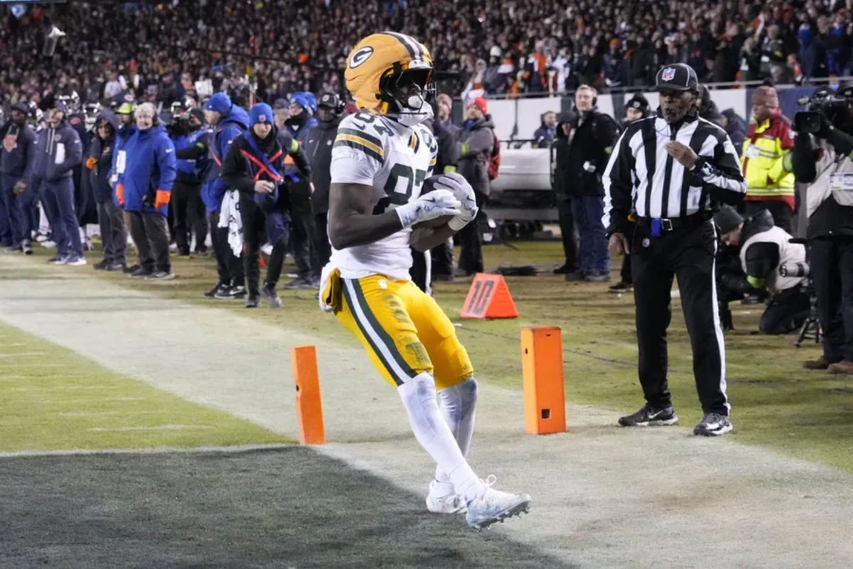 10 de janeiro de 2026; Chicago, IL, EUA; O wide receiver do Green Bay Packers, Romeo Doubs (87), corre após a recepção para um touchdown contra o Chicago Bears durante o primeiro tempo de um jogo da rodada de Wild Card da NFC no Soldier Field. Crédito obrigatório: David Banks-Imagn Images