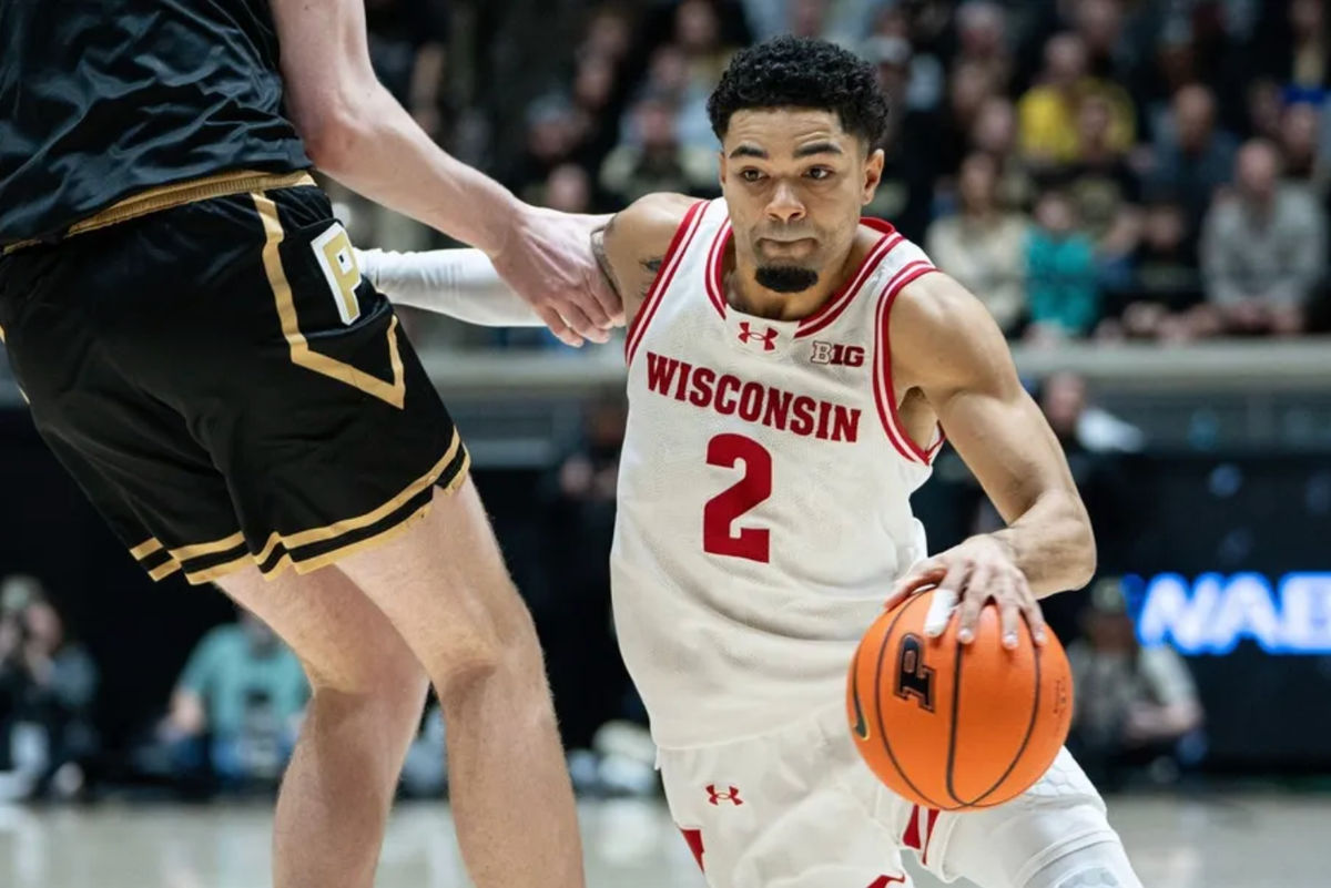 7. marca 2026; West Lafayette, Indiana, USA; Strážca Wisconsin Badgers Nick Boyd (2) jazdí na kôš počas prvého polčasu proti Purdue Boilermakers v Mackey Arena. Povinný kredit: Jacob Musselman-Imagn Images