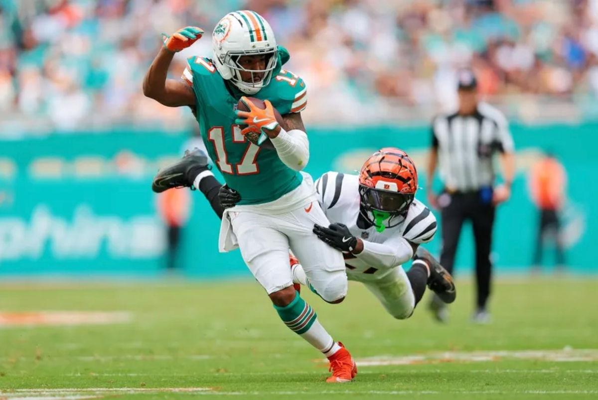 21 de dezembro de 2025; Miami Gardens, Flórida, EUA; O wide receiver do Miami Dolphins, Jaylen Waddle (17), corre com a bola durante o segundo quarto contra o Cincinnati Bengals no Hard Rock Stadium. Crédito obrigatório: Sam Navarro-Imagn Images