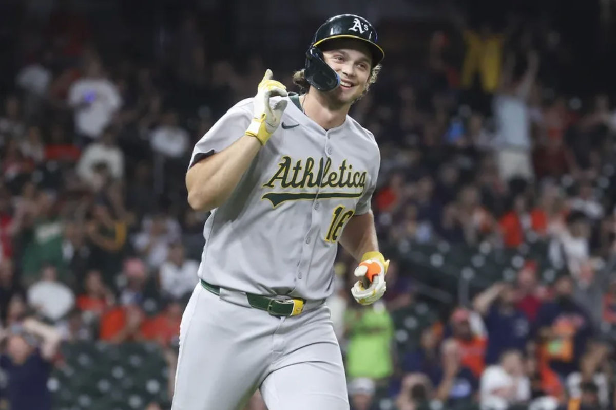 25 de julho de 2025; Houston, Texas, EUA; O rebatedor designado do Athletics, Nick Kurtz (16), comemora após acertar seu quarto home run da partida durante a nona entrada contra o Houston Astros no Daikin Park. Crédito obrigatório: Troy Taormina-Imagn Images