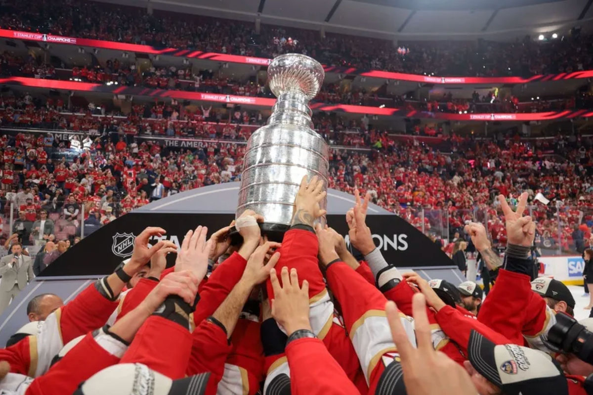 17 de junio de 2025; Sunrise, Florida, EE. UU.; Los Florida Panthers alzan la Copa Stanley tras ganar el sexto partido de la final de la Copa Stanley de 2025 contra los Edmonton Oilers en el Amerant Bank Arena. Crédito obligatorio: Sam Navarro-Imagn Images