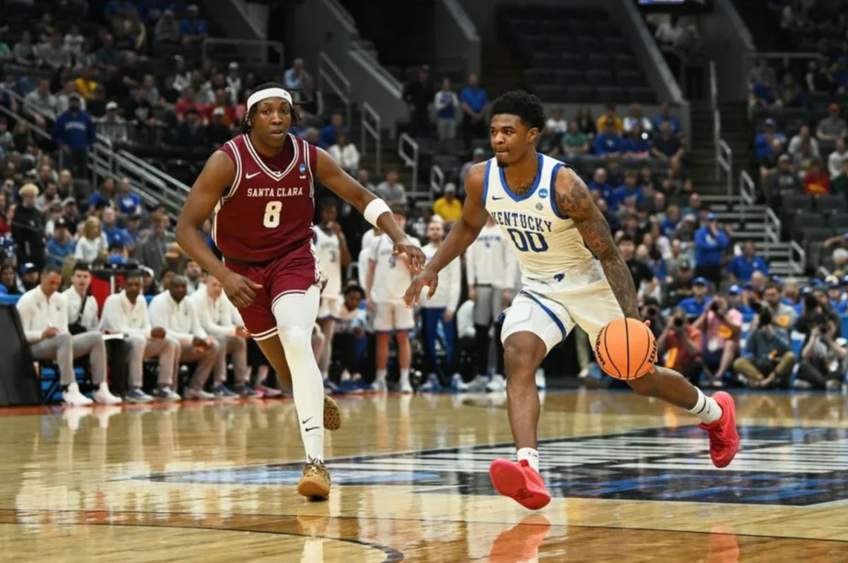 Mar 20, 2026; St. Louis, MO, USA; Kentucky Wildcats guard Otega Oweh (00) dribbles the ball against Santa Clara Broncos forward Elijah Mahi (8) during the first half of a first round game of the men's 2026 NCAA Tournament at Enterprise Center. Mandatory Credit: Jeff Le-Imagn Images