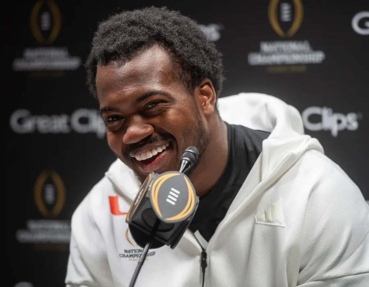 Rueben Bain Jr., da Universidade de Miami, discursa no Media Day durante o College Football Playoff, no sábado, 17 de janeiro de 2026.