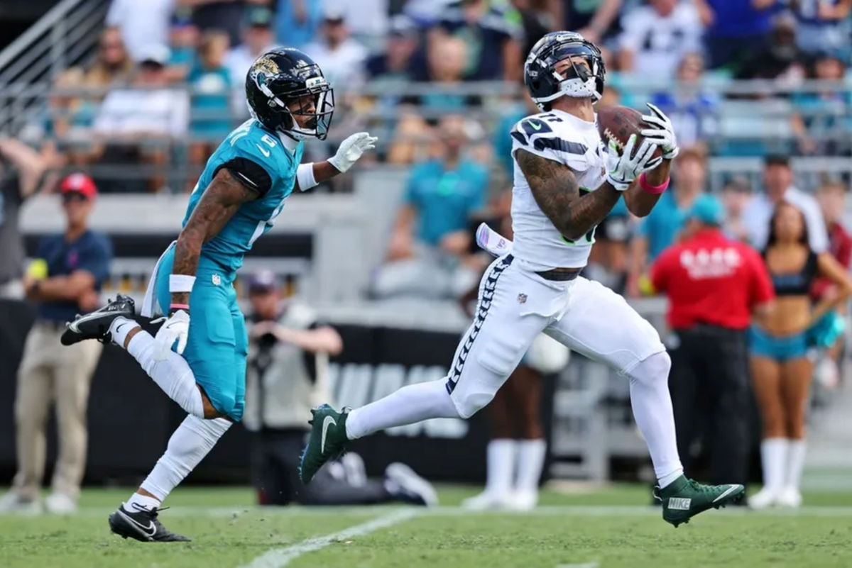 12 de octubre de 2025; Jacksonville, Florida, EE. UU.; El receptor abierto de los Seattle Seahawks, Jaxon Smith-Njigba (11), realiza una recepción para anotar un touchdown durante la primera mitad del partido contra los Jacksonville Jaguars en el EverBank Stadium. Crédito obligatorio: Morgan Tencza-Imagn Images