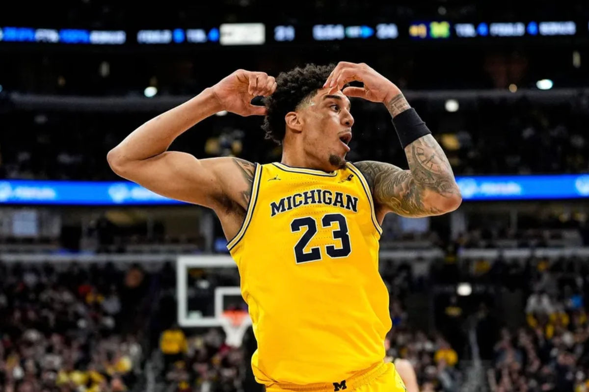 Útočník Michiganu Yaxel Lendeborg (23) reagoval na to, že mu bol udelený osobný faul počas prvého polčasu finále Big Ten Tournament proti Purduemu v United Center v Chicagu v nedeľu 15. marca 2026.