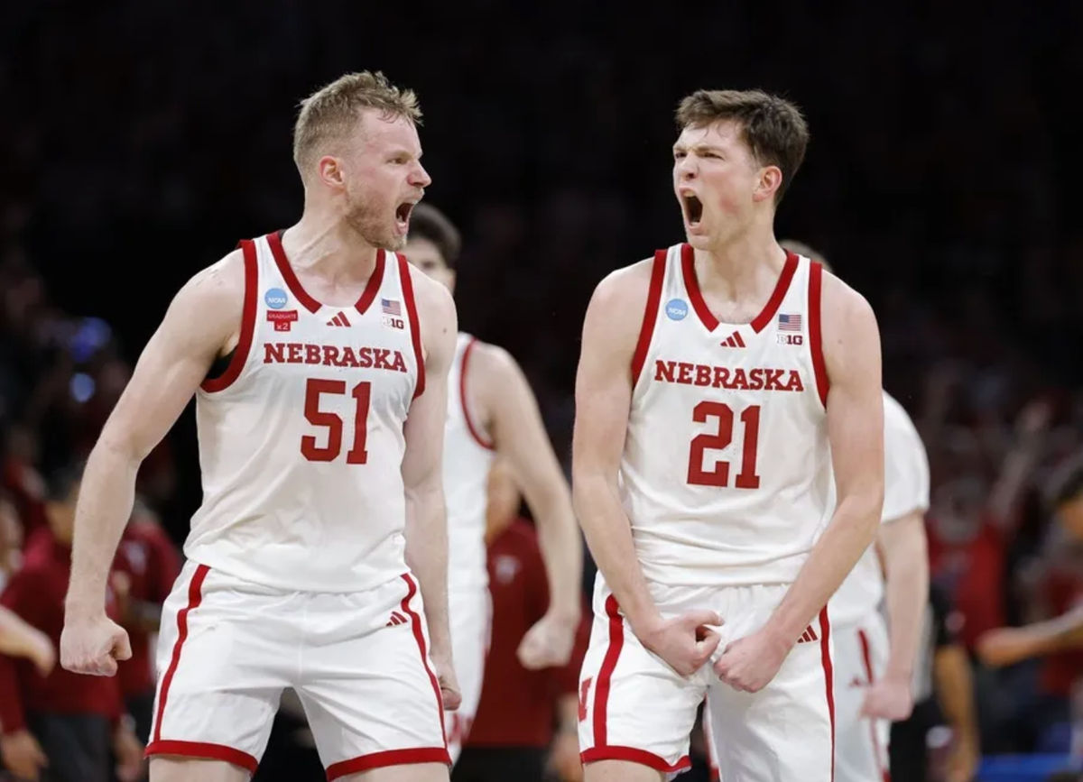 19 de março de 2026; Oklahoma City, OK, EUA; O ala Rienk Mast (51) e o ala Pryce Sandfort (21) do Nebraska Cornhuskers reagem durante o primeiro tempo da partida contra o Troy Trojans, válida pela primeira rodada do Torneio da NCAA de 2026, no Paycom Center. Crédito obrigatório: Alonzo Adams-Imagn Images