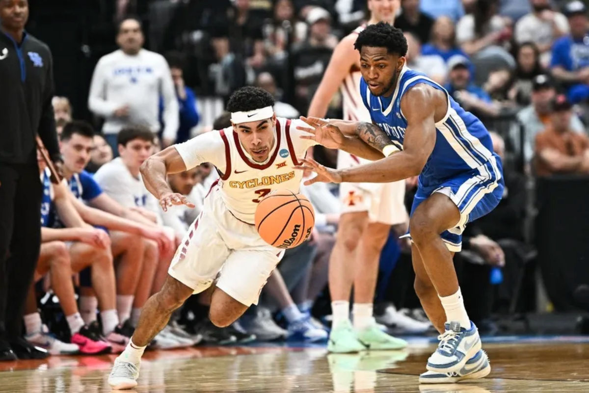 22 de marzo de 2026; St. Louis, MO, EE. UU.; El base de los Iowa State Cyclones, Tamin Lipsey (3), y el alero de los Kentucky Wildcats, Mouhamed Dioubate (23), persiguen un balón suelto durante la primera mitad de un partido de segunda ronda del Torneo de Baloncesto Masculino de la NCAA 2026 en el Enterprise Center. Crédito obligatorio: Jeff Le-Imagn Images