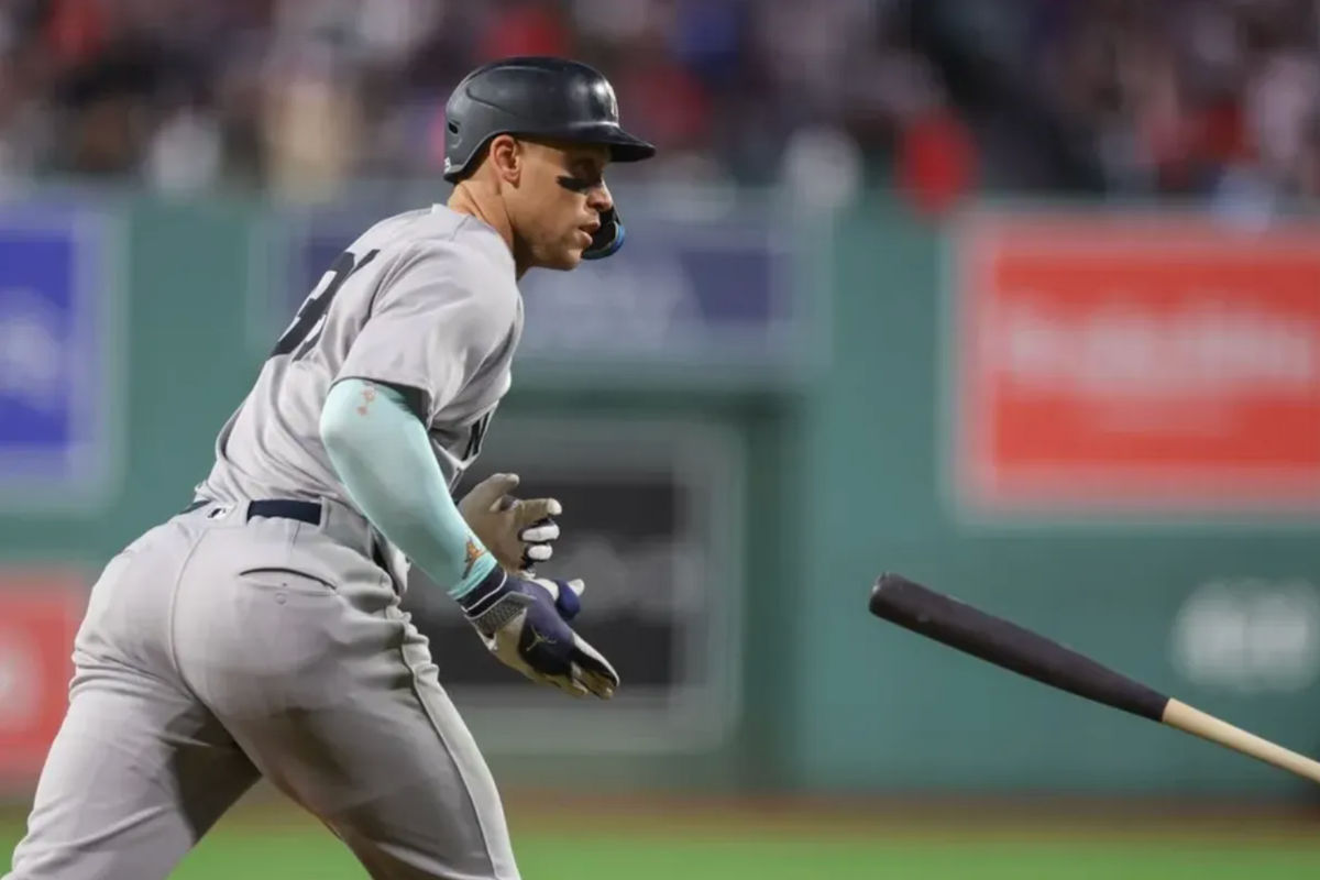 12. septembra 2025; Boston, Massachusetts, USA; Útočník Aaron Judge (99) určený New York Yankees reaguje po zasiahnutí homerunu počas prvej zmeny proti Boston Red Sox vo Fenway Park. Povinný kredit: Paul Rutherford-Imagn Images