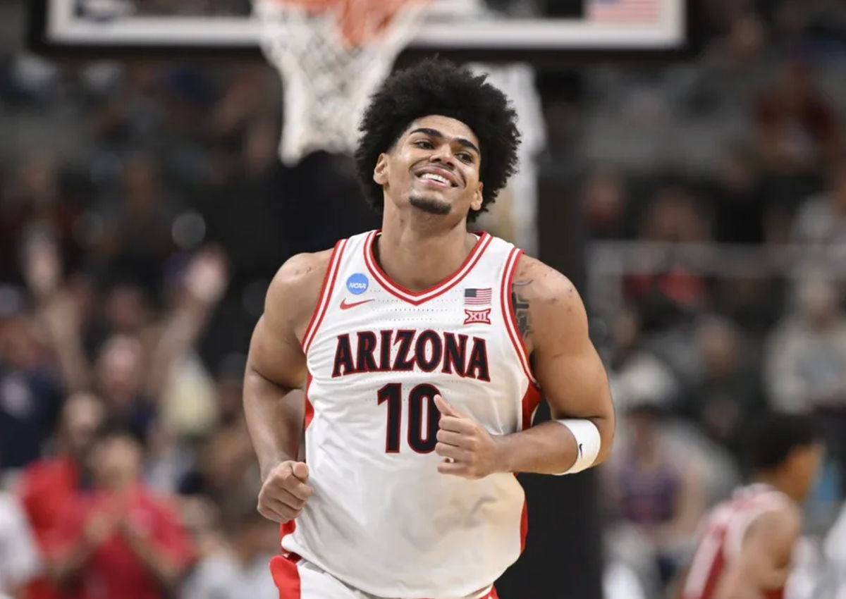 26 de marzo de 2026; San José, California, EE. UU.; El delantero de los Arizona Wildcats, Koa Peat (10), reacciona tras un pase contra los Arkansas Razorbacks en la segunda mitad durante un partido de octavos de final de la fase regional oeste del Torneo de Baloncesto Masculino de la NCAA 2026 en el SAP Center. Crédito obligatorio: Eakin Howard-Imagn Images