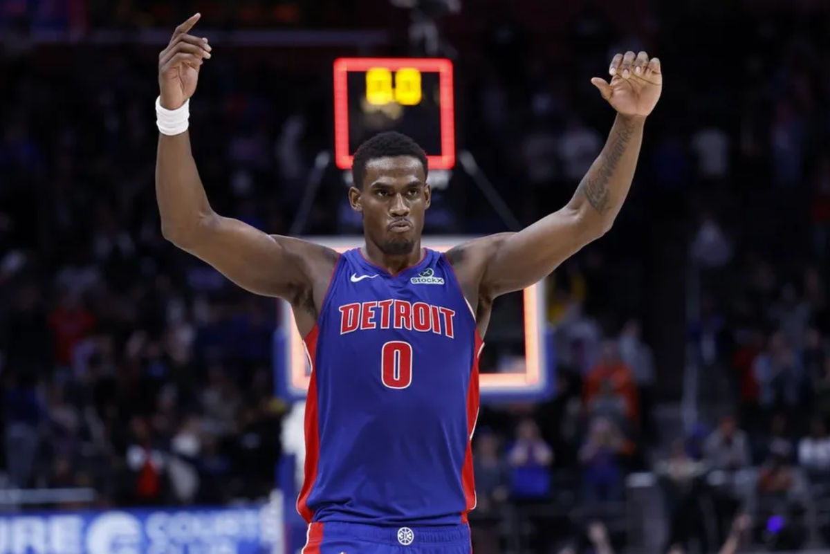 28 de marzo de 2025; Detroit, Michigan, EE. UU.; El pívot de los Detroit Pistons, Jalen Duren (0), celebra tras el partido contra los Cleveland Cavaliers en el Little Caesars Arena. Crédito obligatorio: Rick Osentoski-Imagn Images