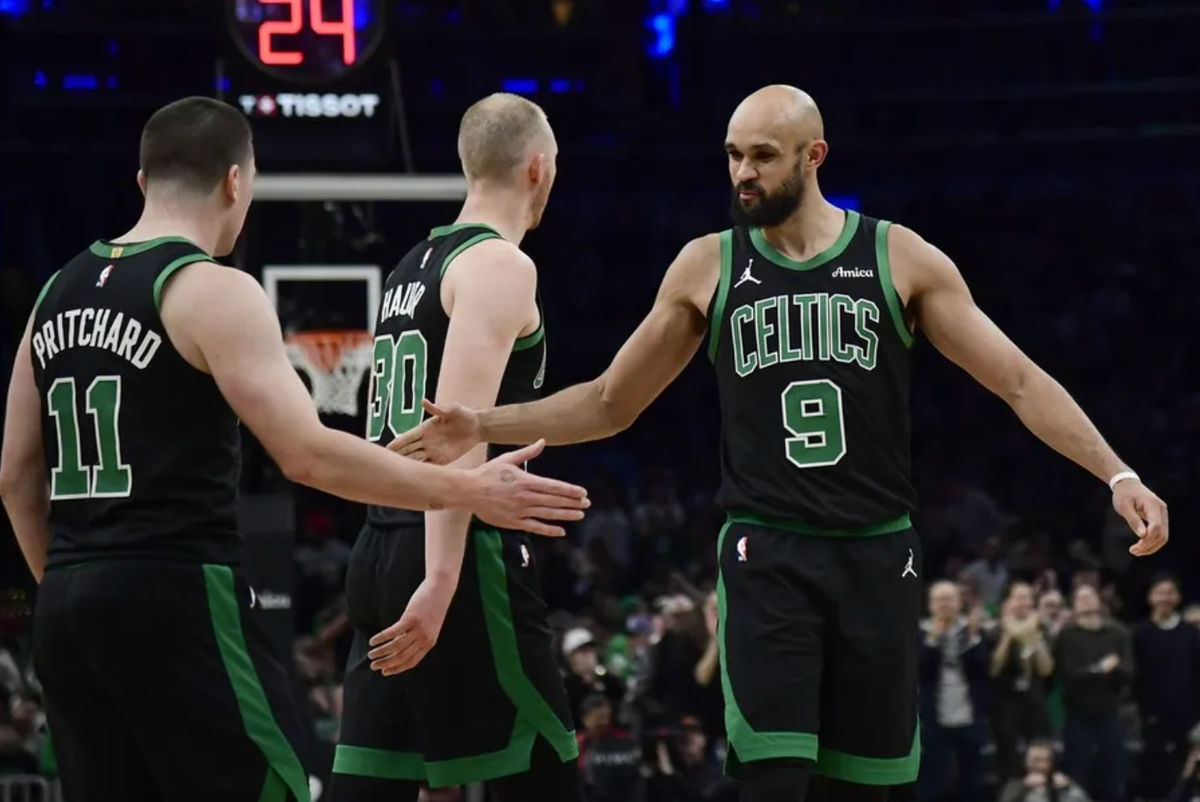 6 de febrero de 2026; Boston, Massachusetts, EE. UU.; El base de los Boston Celtics, Derrick White (9), felicita al base Payton Pritchard (11) tras anotar una canasta durante la segunda mitad del partido contra los Miami Heat en el TD Garden. Crédito obligatorio: Bob DeChiara-Imagn Images