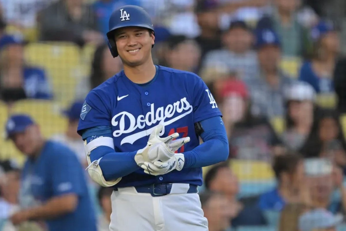 24 de marzo de 2026; Los Ángeles, California, EE. UU.; Shohei Ohtani (17), jugador polivalente de los Dodgers de Los Ángeles, espera su turno al bate en la cuarta entrada contra los Angelinos de Los Ángeles en el Dodger Stadium. Crédito obligatorio: Jayne Kamin-Oncea-Imagn Images