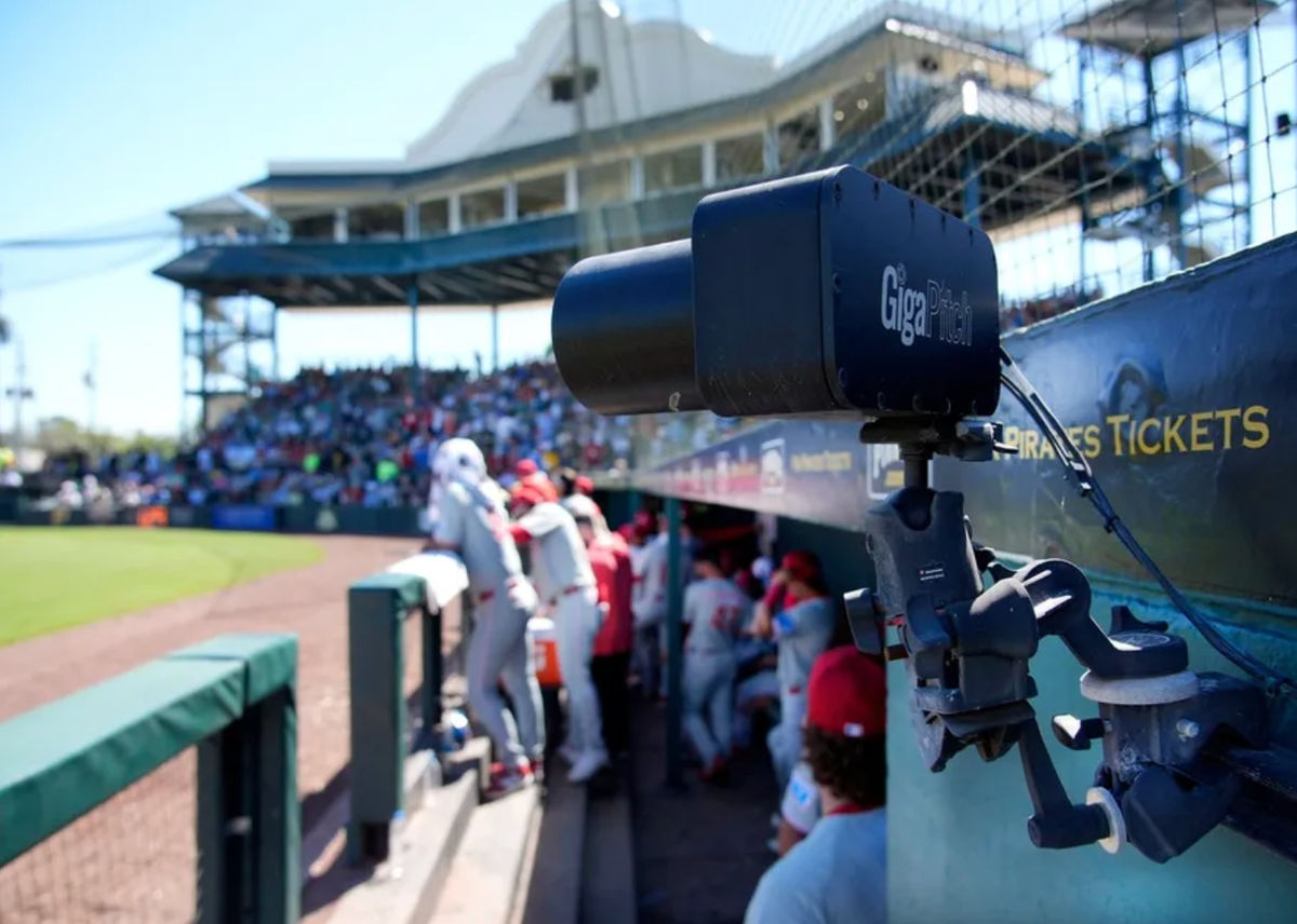 Las cámaras de seguimiento Hawk-Eye están ubicadas alrededor del estadio. Cinco cámaras se utilizan para rastrear los lanzamientos. Otras cámaras alrededor del estadio se utilizan para rastrear la posición del jugador y la ubicación de la pelota. La Major League Baseball está probando un sistema automatizado de desafío de bolas y strikes (ABS, por sus siglas en inglés) en algunos parques de entrenamiento de primavera. El sistema permite a los jugadores impugnar un número limitado de decisiones de bolas y strikes durante un partido. Las decisiones pueden ser revertidas si la tecnología de seguimiento de lanzamientos muestra que un árbitro se equivocó.