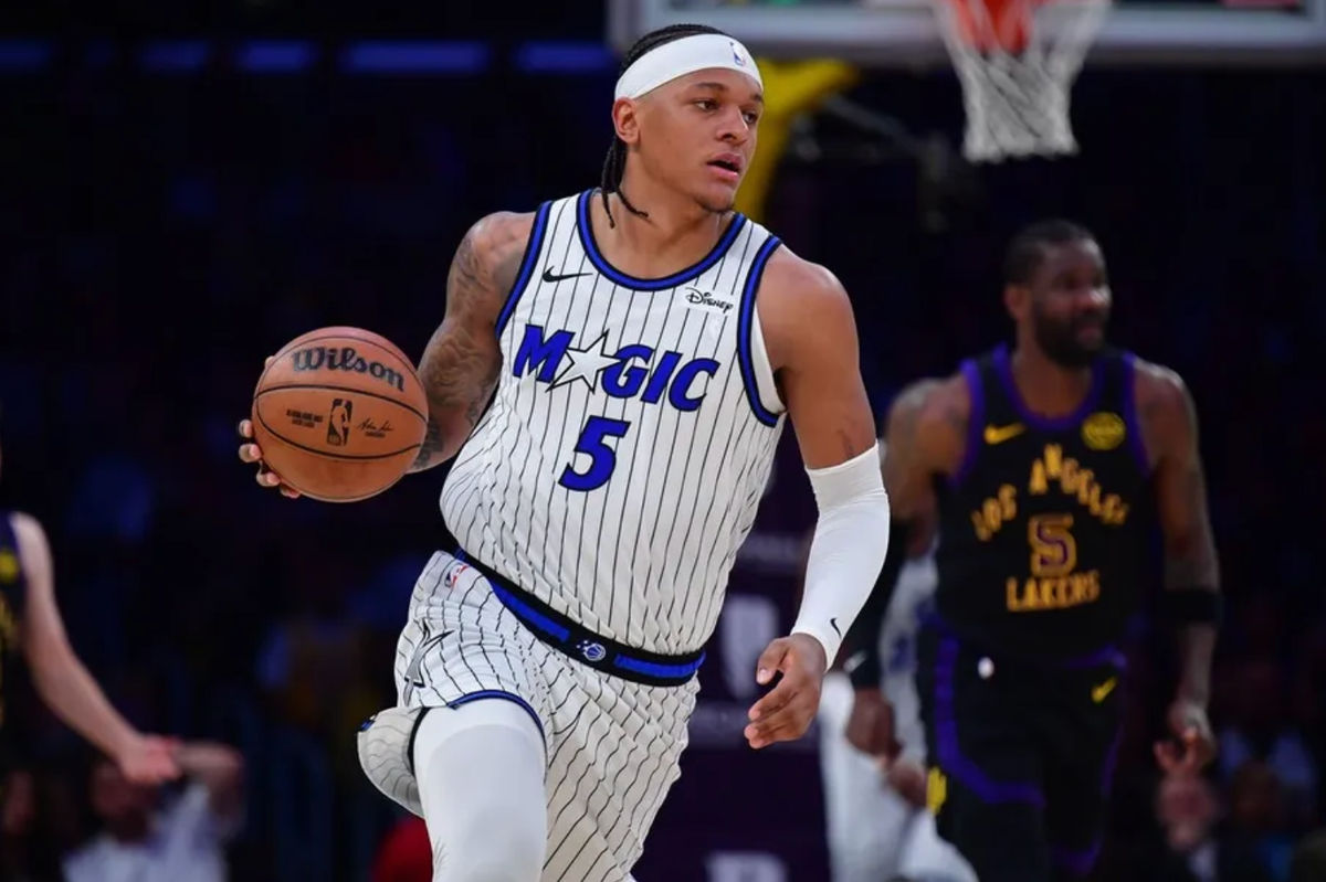 24 de febrero de 2026; Los Ángeles, California, EE. UU.; El alero de los Orlando Magic, Paolo Banchero (5), avanza con el balón contra Los Angeles Lakers durante la primera mitad en el Crypto.com Arena. Crédito obligatorio: Gary A. Vasquez-Imagn Images