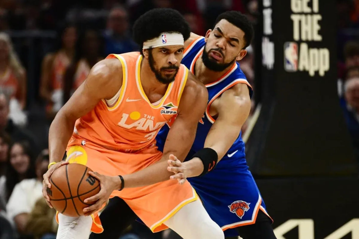 24 de fevereiro de 2026; Cleveland, Ohio, EUA; O pivô do New York Knicks, Karl-Anthony Towns (32), defende o pivô do Cleveland Cavaliers, Jarrett Allen (31), durante o primeiro tempo na Rocket Arena. Crédito obrigatório: Ken Blaze-Imagn Images