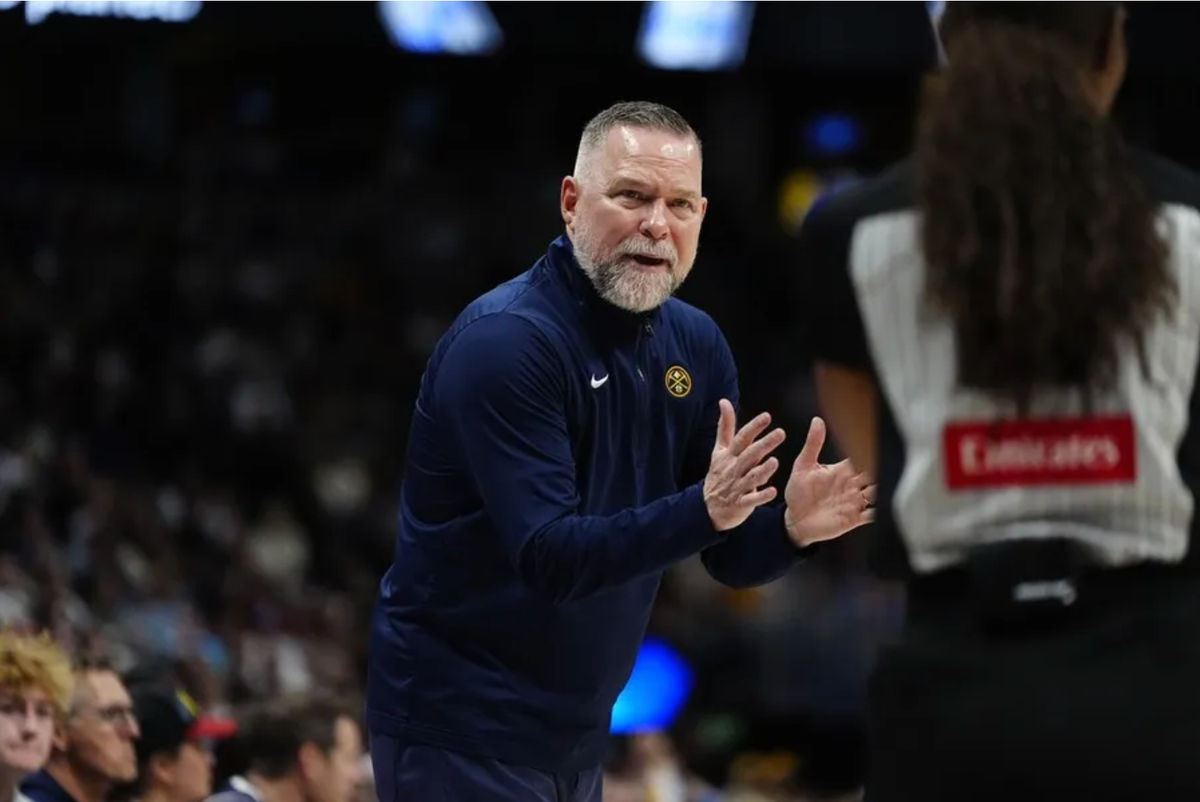 6 de abril de 2025; Denver, Colorado, EE. UU.; El entrenador de los Denver Nuggets, Michael Malone, reacciona ante la árbitra Danielle Scott (87) en la segunda mitad del partido contra los Indiana Pacers en el Ball Arena. Crédito obligatorio: Ron Chenoy-Imagn Images