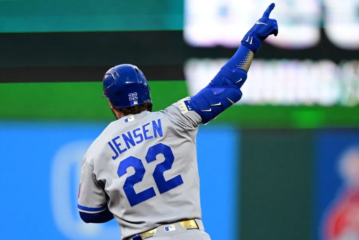 6 de abril de 2026; Cleveland, Ohio, EE. UU.; El receptor de los Kansas City Royals, Carter Jensen (22), corre las bases tras conectar un jonrón solitario contra el lanzador relevista de los Cleveland Guardians, Peyton Pallette (41), durante la sexta entrada en el Progressive Field. Crédito obligatorio: David Dermer-Imagn Images