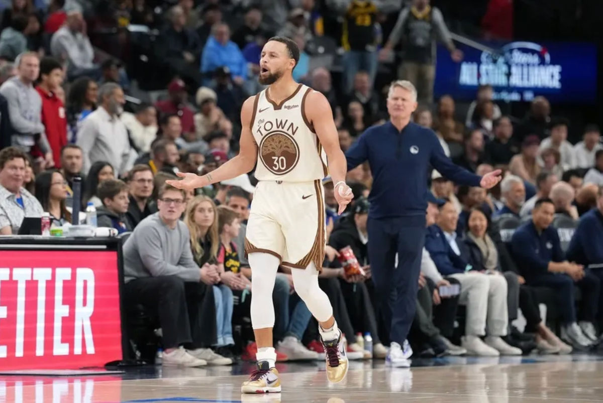 Jan 5, 2026; Inglewood, California, USA; Golden State Warriors guard Stephen Curry (30) and head coach Steve Kerr react in the second half against the LA Clippers at Intuit Dome. Mandatory Credit: Kirby Lee-Imagn Images