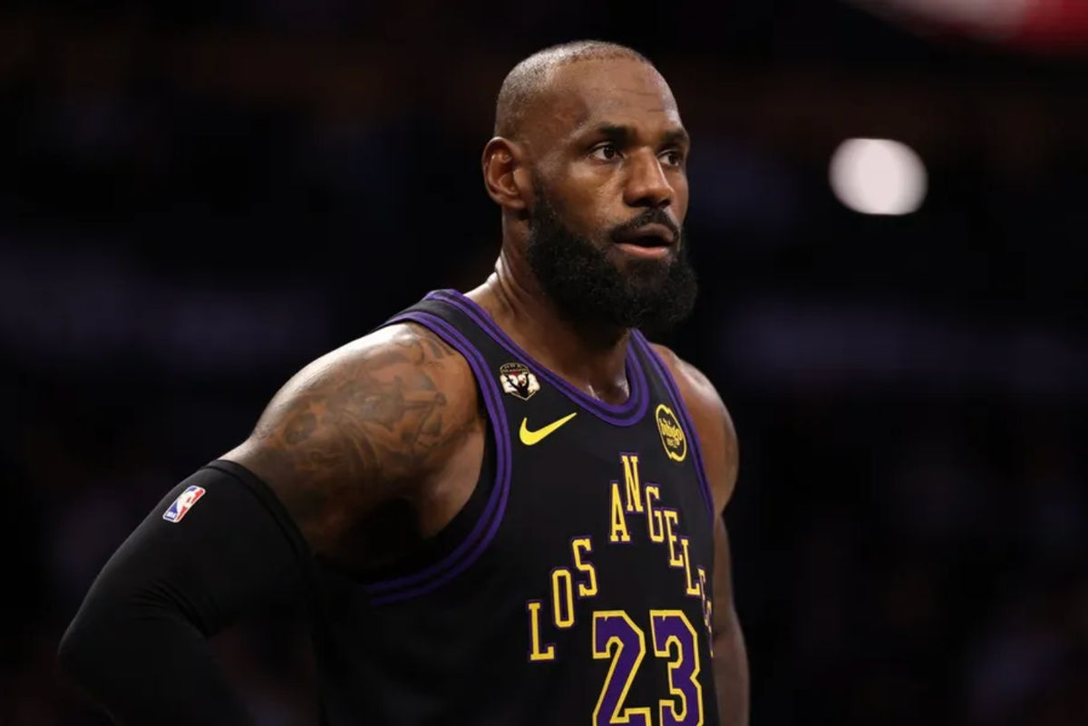13 de enero de 2026; Los Ángeles, California, EE. UU.; El alero de Los Angeles Lakers, LeBron James (23), luce un parche en la parte superior derecha del pecho para celebrar su récord de 23 temporadas en la NBA durante la primera mitad del partido contra los Atlanta Hawks en el Crypto.com Arena. Crédito obligatorio: Kiyoshi Mio-Imagn Images