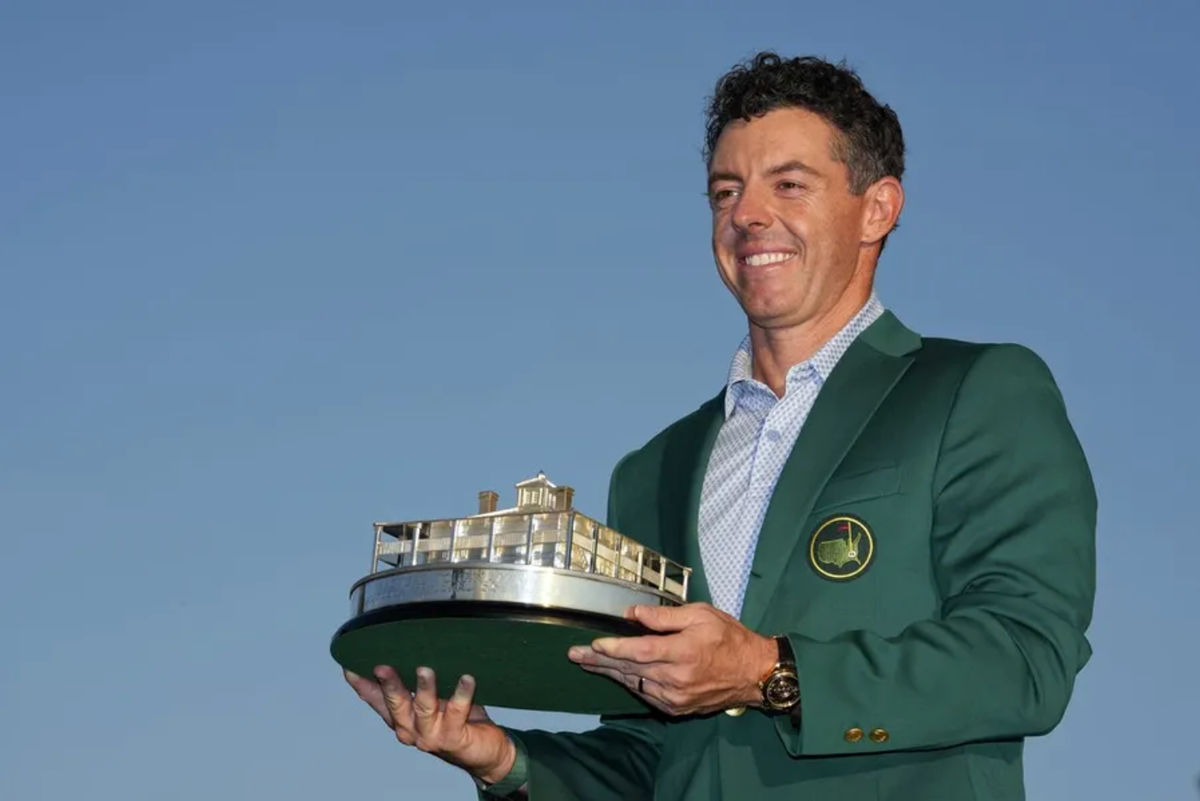 12 de abril de 2026; Augusta, Georgia, EE. UU.; Rory McIlroy sostiene el trofeo del Masters durante la ceremonia de entrega de la chaqueta verde tras la ronda final del Torneo Masters en el Augusta National Golf Club. Crédito obligatorio: Kyle Terada-Imagn Images