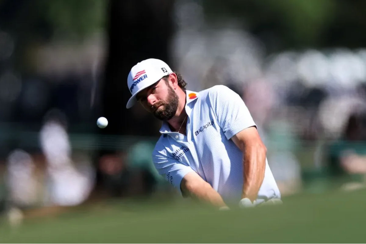 11 de abril de 2026; Augusta, Georgia, EE. UU.; Cameron Young realiza un chip hacia el sexto green durante la tercera ronda del Torneo Masters en el Augusta National Golf Club. Crédito obligatorio: Bill Streicher-Imagn Images