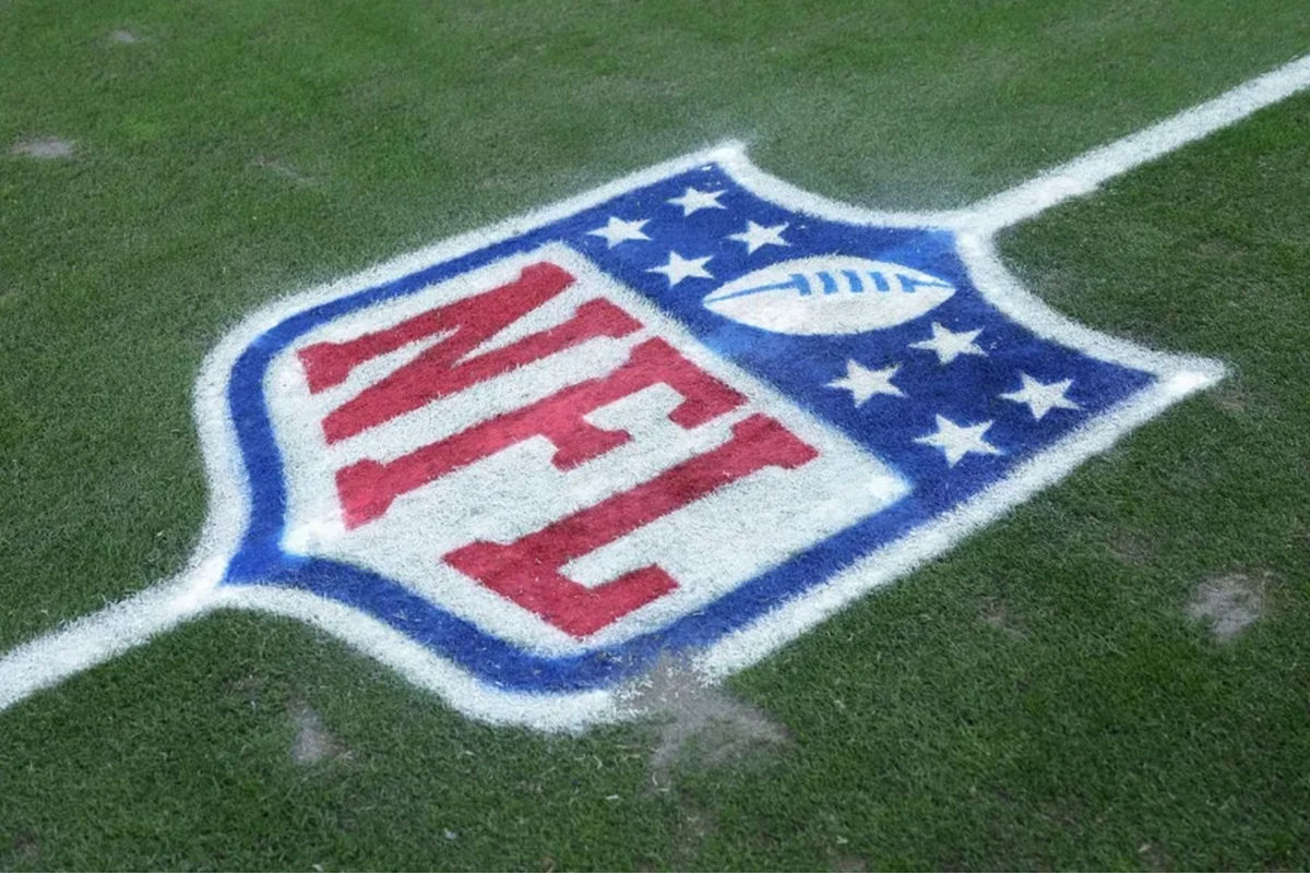 4 de enero de 2026; Paradise, Nevada, EE. UU.; El logotipo del escudo de la NFL en el campo del Allegiant Stadium. Crédito obligatorio: Kirby Lee-Imagn Images