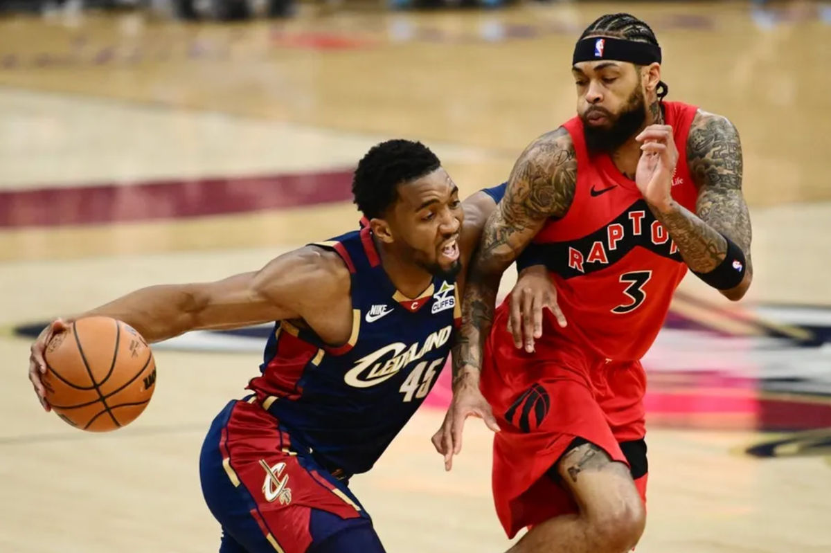 18 de abril de 2026; Cleveland, Ohio, EE. UU.; El base de los Cleveland Cavaliers, Donovan Mitchell (45), penetra hacia la canasta ante el alero de los Toronto Raptors, Brandon Ingram (3), durante el primer cuarto del primer partido de la primera ronda de los Playoffs de la NBA de 2026 en el Rocket Arena. Crédito obligatorio: Ken Blaze-Imagn Images