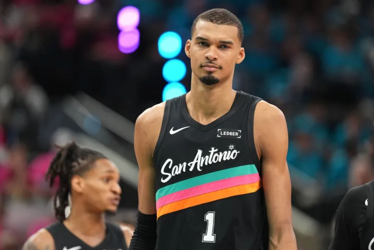 19 de abril de 2026; San Antonio, Texas, EE. UU.; El alero de los San Antonio Spurs, Victor Wembanyama (1), reacciona a una decisión arbitral durante la segunda mitad del primer partido de la primera ronda de los Playoffs de la NBA de 2026 contra los Portland Trail Blazers en el Frost Bank Center. Crédito obligatorio: Scott Wachter-Imagn Images