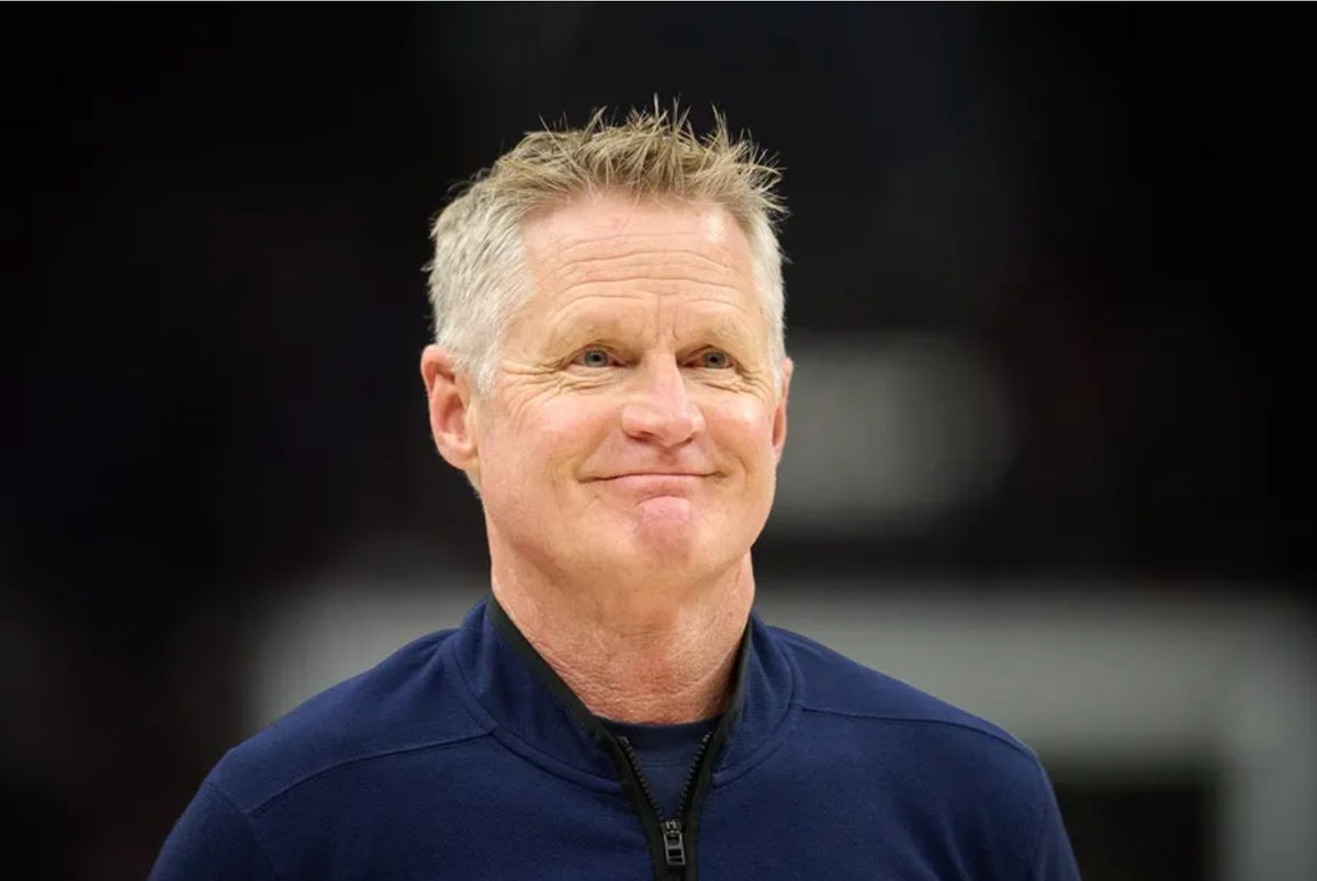 10 de abril de 2026; Sacramento, California, EE. UU.; El entrenador de los Golden State Warriors, Steve Kerr, observa antes del inicio del partido contra los Sacramento Kings en el Golden 1 Center. Crédito obligatorio: Robert Edwards-Imagn Images
