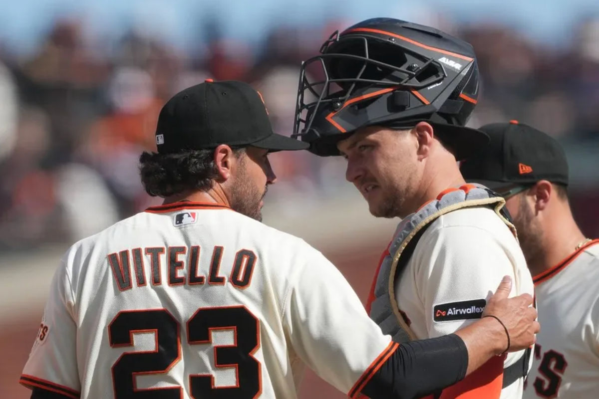 Mar 27, 2026; San Francisco, California, USA; San Francisco Giants manager Tony Vitello (23) talks with catcher Patrick Bailey (center right) during the eighth inning against the New York Yankees at Oracle Park. Mandatory Credit: Darren Yamashita-Imagn Images