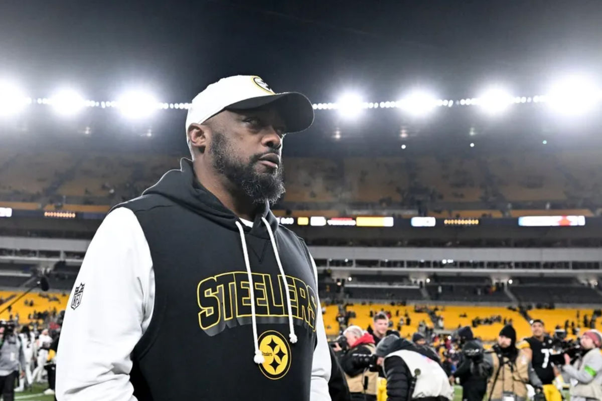 12 de janeiro de 2026; Pittsburgh, Pensilvânia, EUA; O técnico do Pittsburgh Steelers, Mike Tomlin, deixa o campo após a derrota para o Houston Texans na rodada de Wild Card da AFC, no Acrisure Stadium. Crédito obrigatório: Barry Reeger-Imagn Images