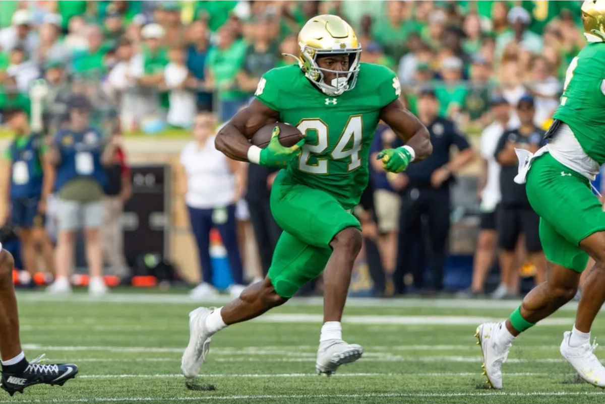 4 de outubro de 2025; South Bend, Indiana, EUA; O running back do Notre Dame Fighting Irish, Jadarian Price (24), corre para um touchdown contra o Boise State Broncos durante o segundo tempo no Notre Dame Stadium. Crédito obrigatório: Michael Caterina-Imagn Images