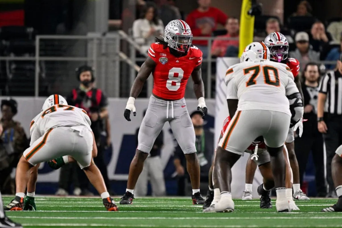31 de dezembro de 2025; Arlington, TX, EUA; O linebacker do Ohio State Buckeyes, Arvell Reese (8), se posiciona durante o Cotton Bowl de 2025 e jogo das quartas de final do College Football Playoff no AT&T Stadium. Crédito obrigatório: Jerome Miron-Imagn Images