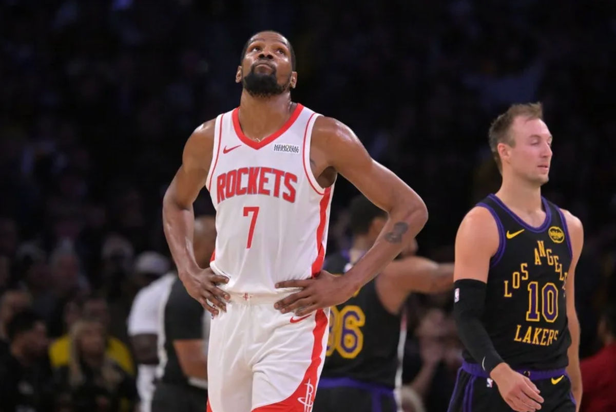 21 de abril de 2026; Los Angeles, Califórnia, EUA; O ala do Houston Rockets, Kevin Durant (7), observa da quadra durante o segundo tempo do jogo dois da primeira rodada dos Playoffs da NBA de 2026 contra o Los Angeles Lakers na Crypto.com Arena. Crédito obrigatório: Jayne Kamin-Oncea-Imagn Images